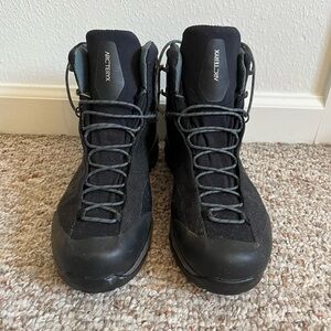 Arc’teryx TR GTX Boot Men’s Black/Black, Size 9.5